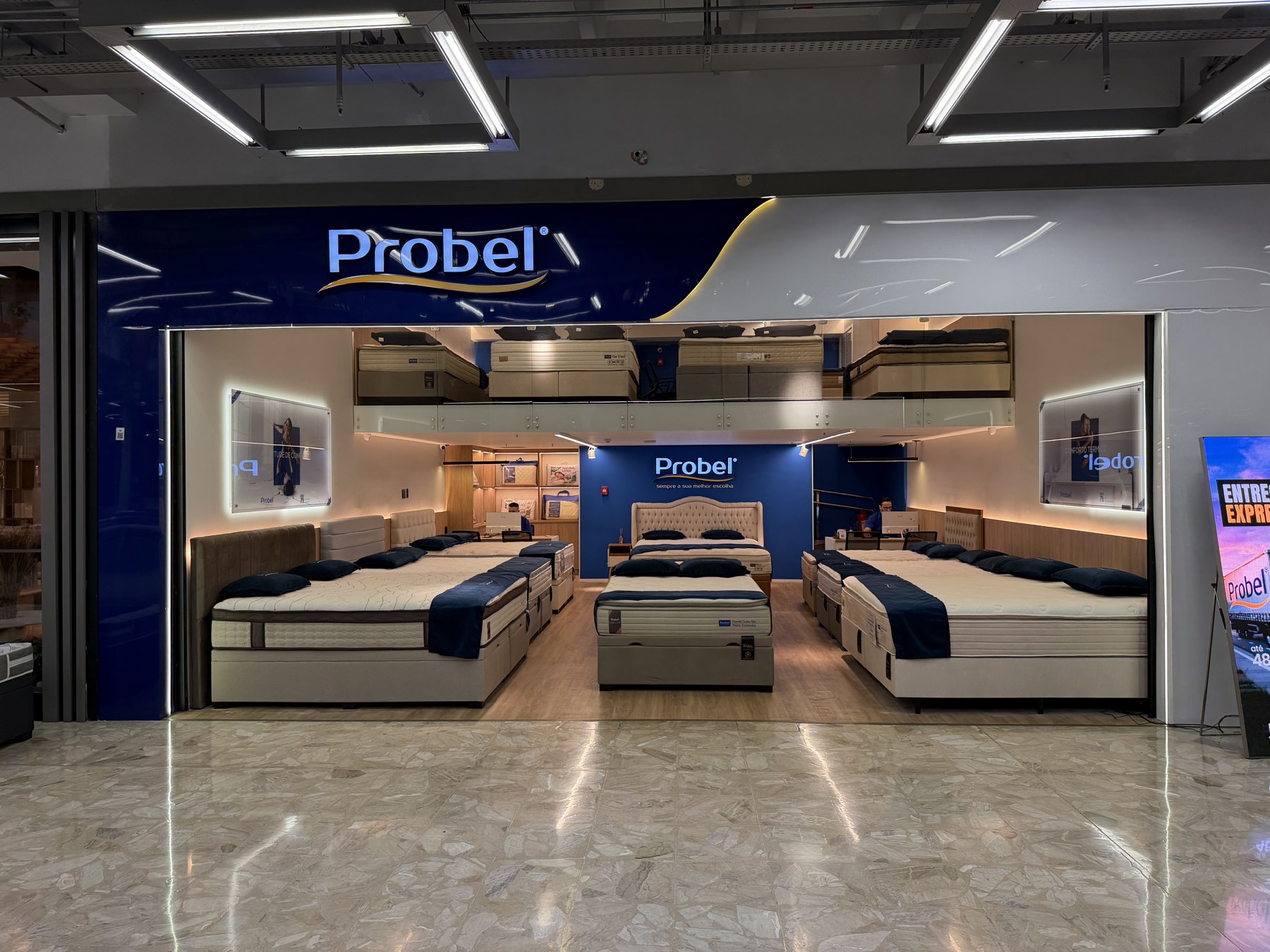 Fachada da loja Probel Lar Center com colchões em exposição